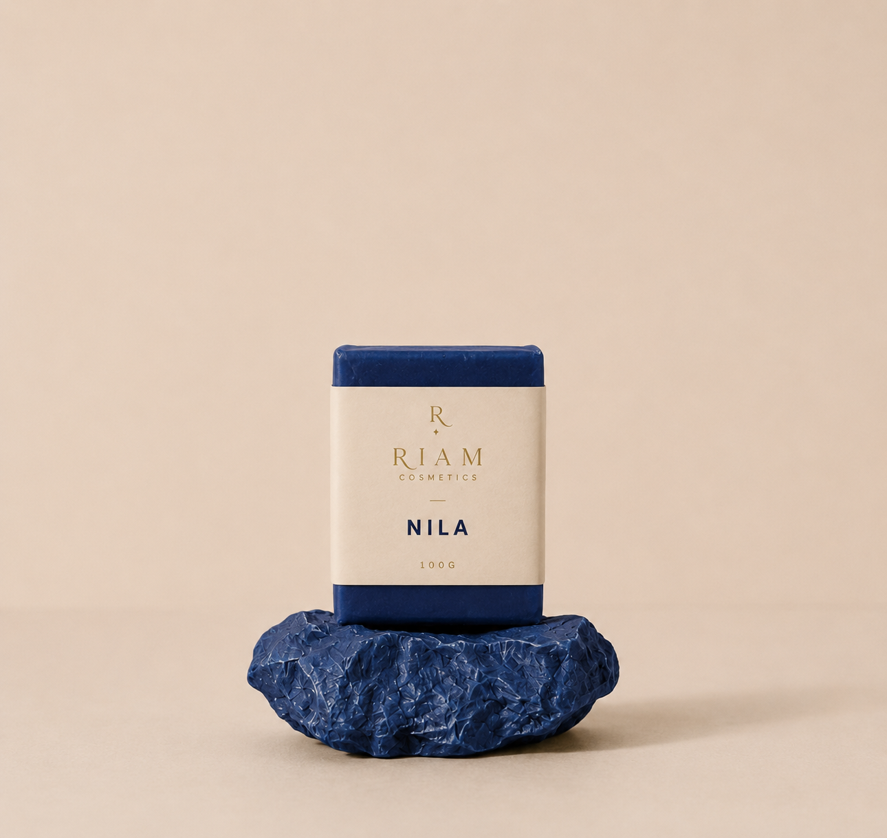 Savon Nila Glow Cleanser Riam Cosmetics posé sur une pierre bleue.