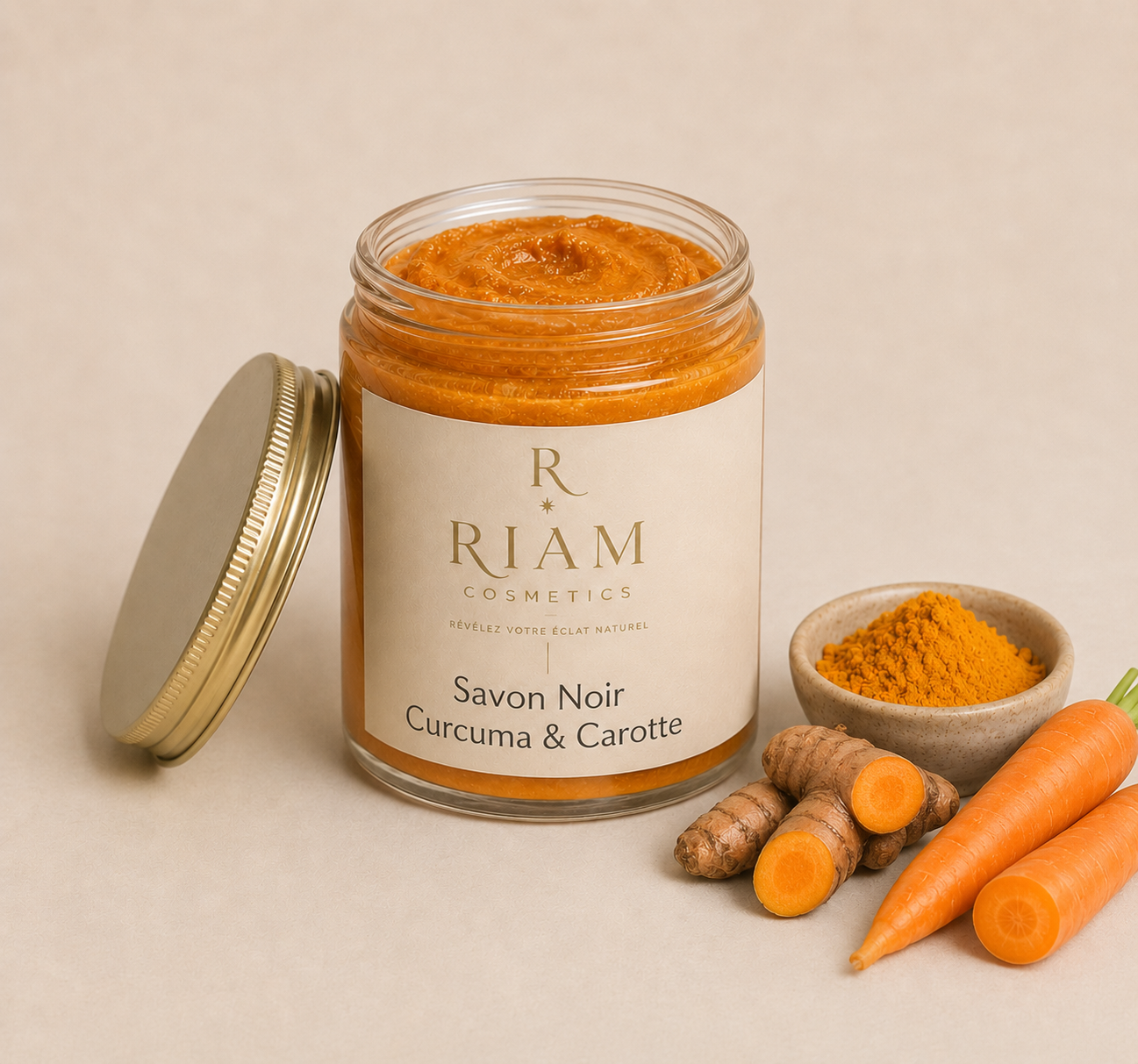 Pot de Black Glow Riam Cosmetics avec curcuma et carottes fraîches.