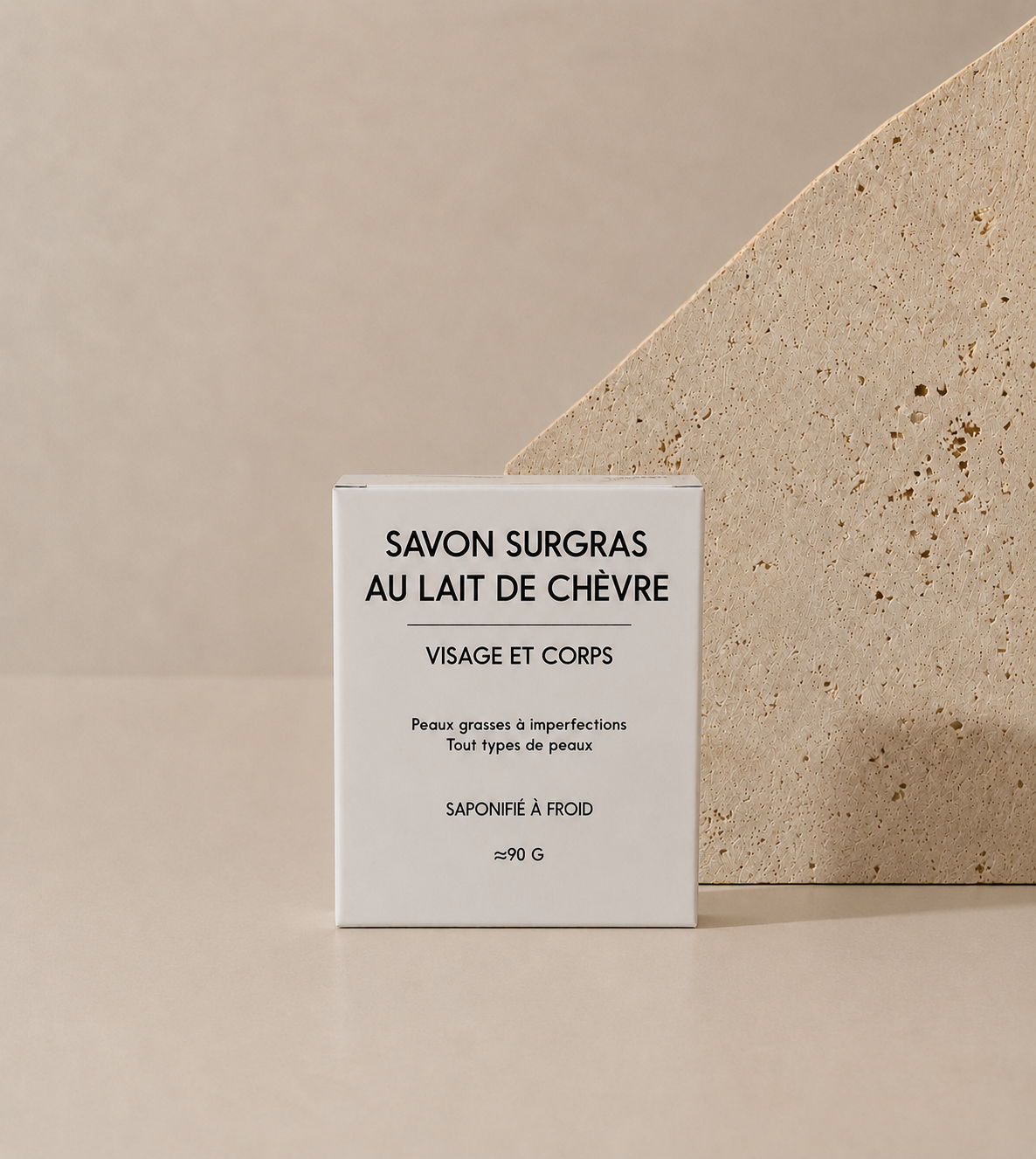 Savon surgras au lait de chèvre Goat Milk Glow Riam Cosmetics sur fond crème.